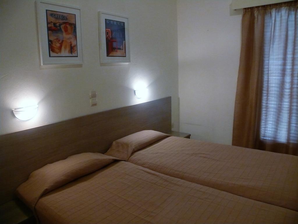 Hotel Karyatides Agia Marina  Exterior photo