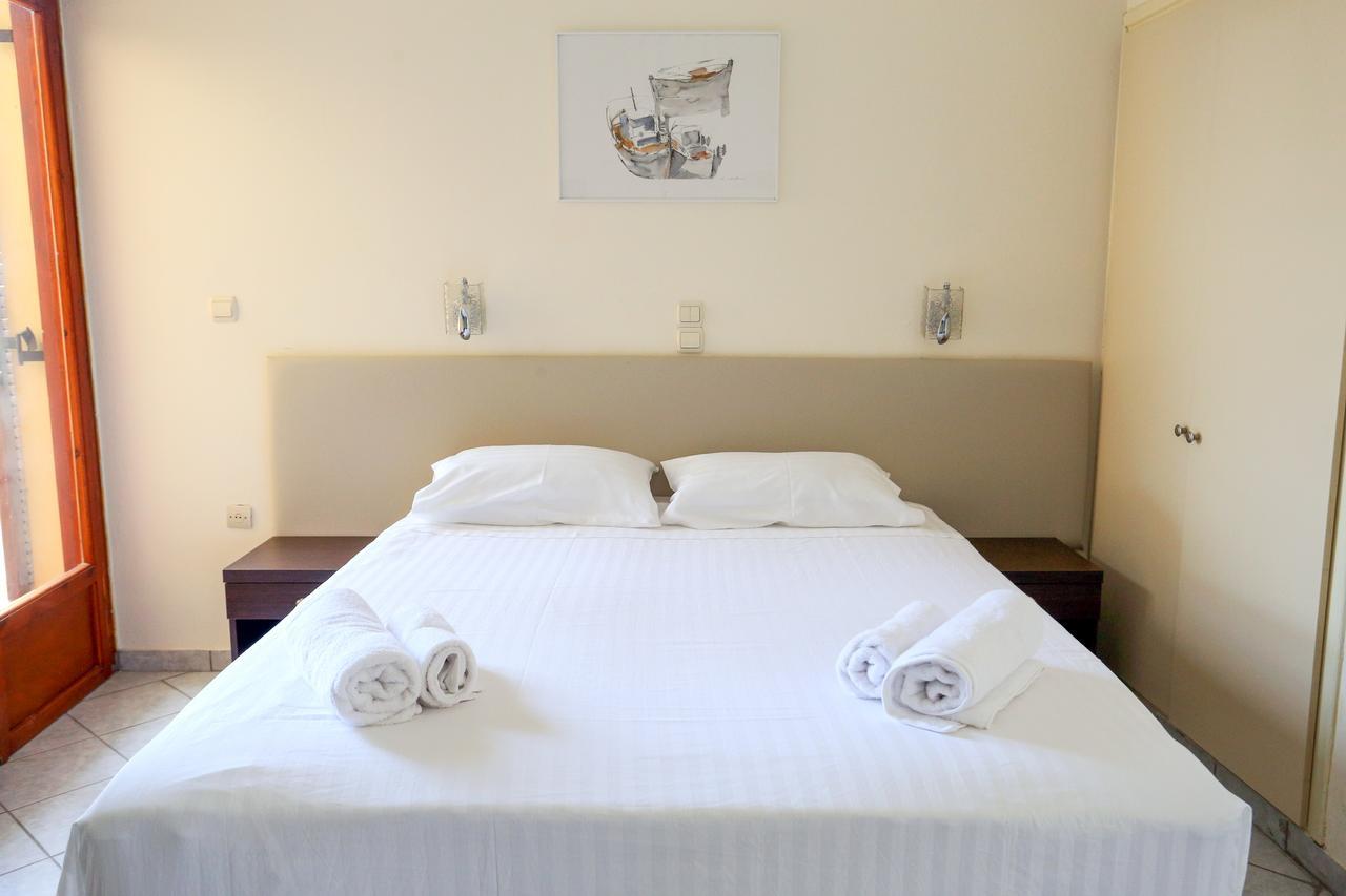 Hotel Karyatides Agia Marina  Exterior photo