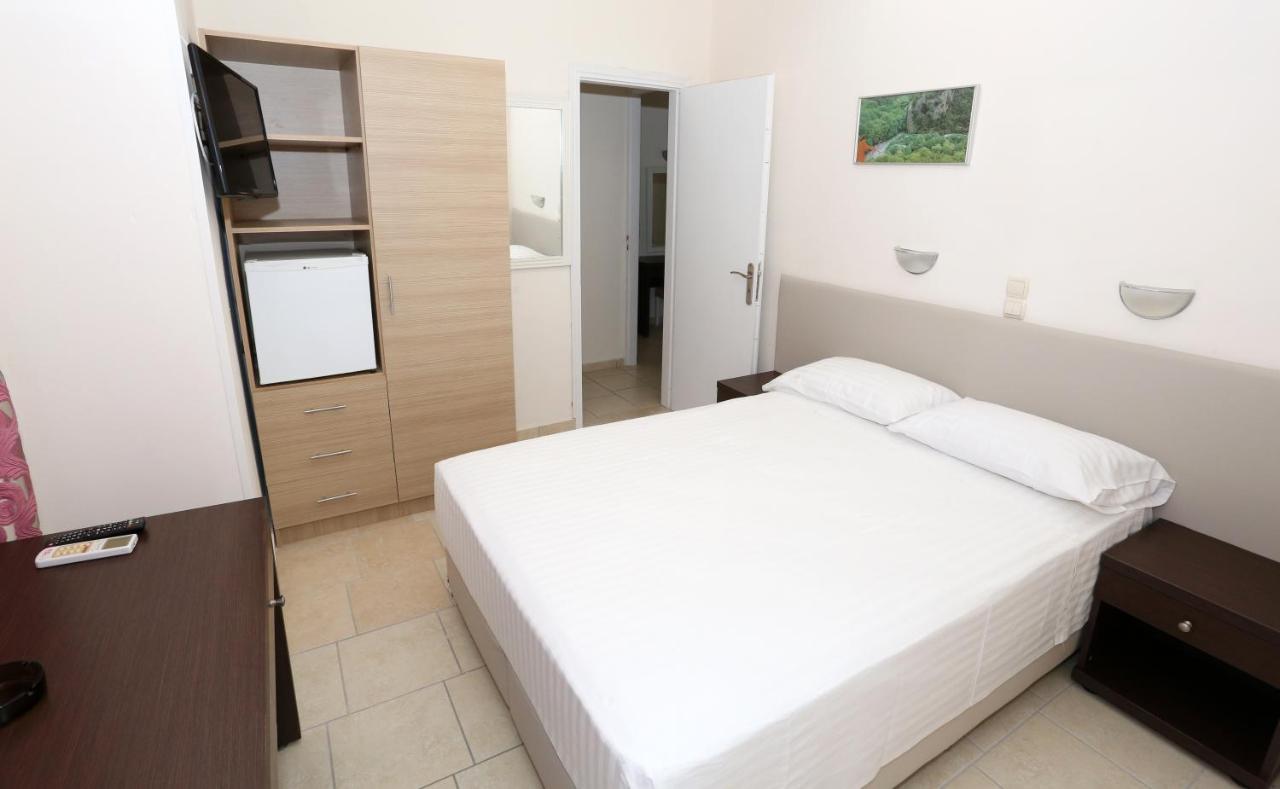 Hotel Karyatides Agia Marina  Exterior photo