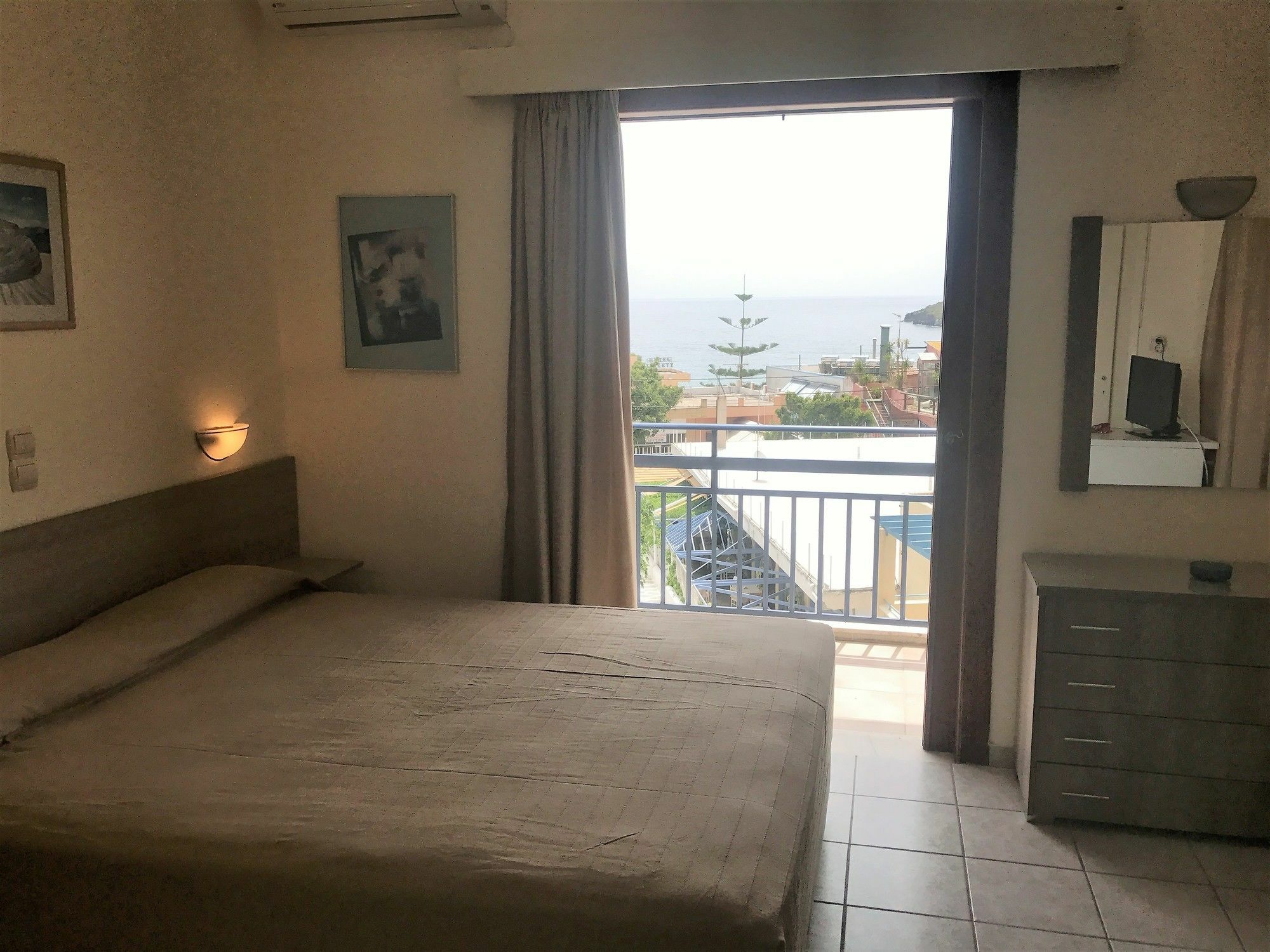 Hotel Karyatides Agia Marina  Exterior photo